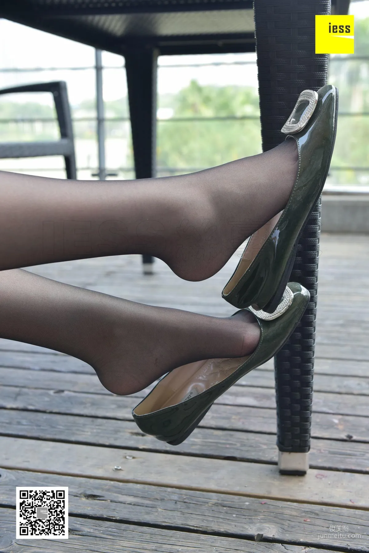 Si Xiang Jia 105 Zi Zi, Girl, You Should Still Wear Flat Shoes [IESS] Photo Set photo 52