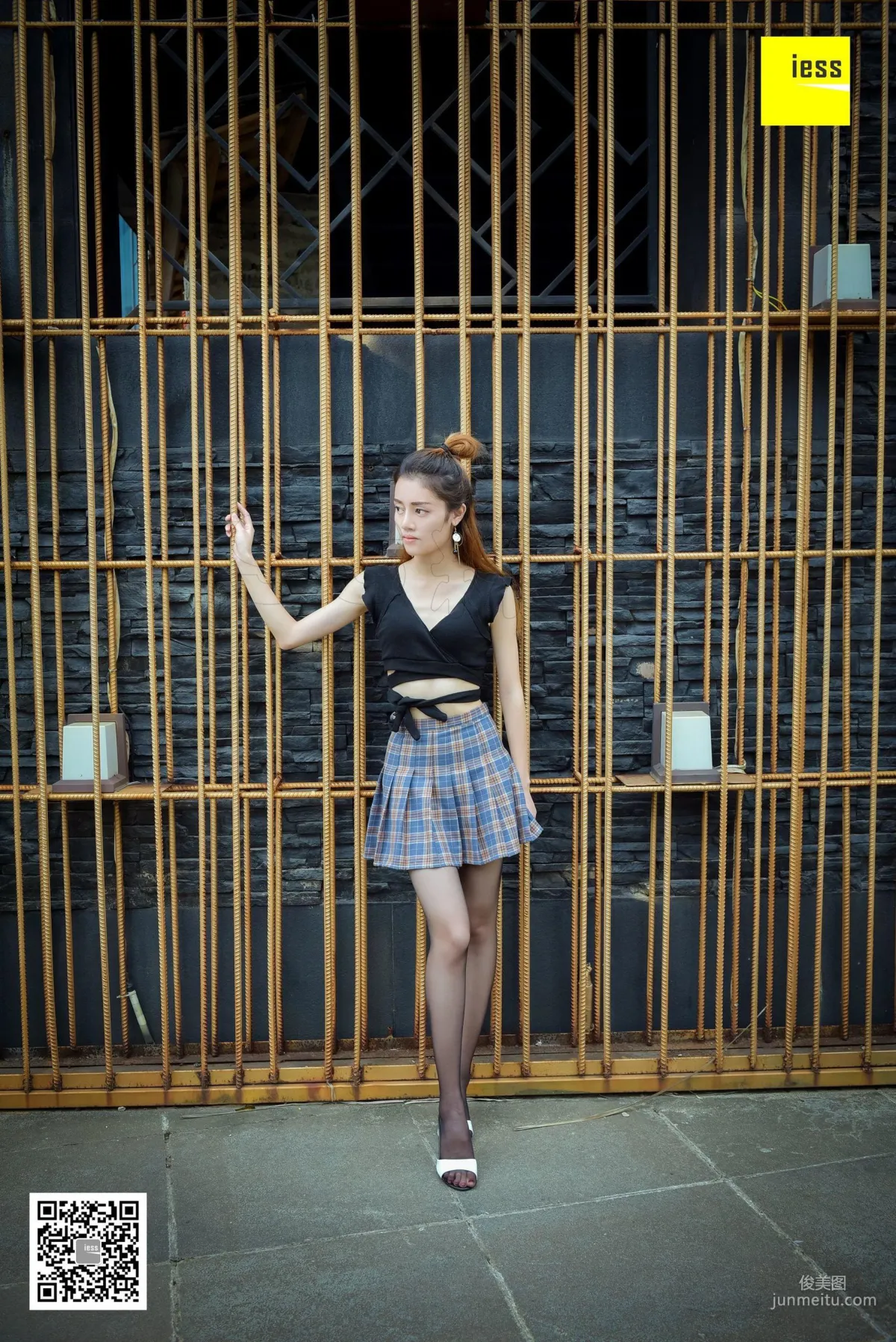 Si Xiang Jia 128 Jing Jing, Crop Top Short Skirt Black Stockings [IESS] Photo Set photo 5