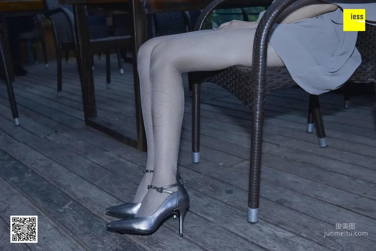 Si Xiang Jia 123 Jing Jing Gray Stockings Under the Flash [IESS] Photo Set photo 4