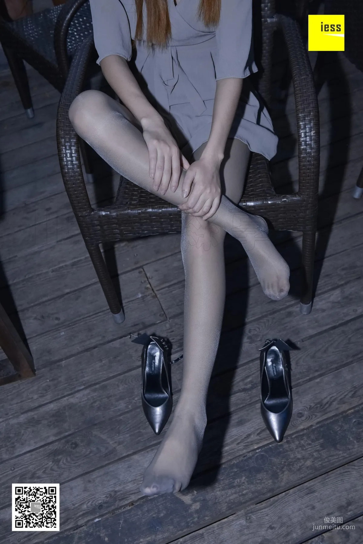 Si Xiang Jia 123 Jing Jing Gray Stockings Under the Flash [IESS] Photo Set photo 24