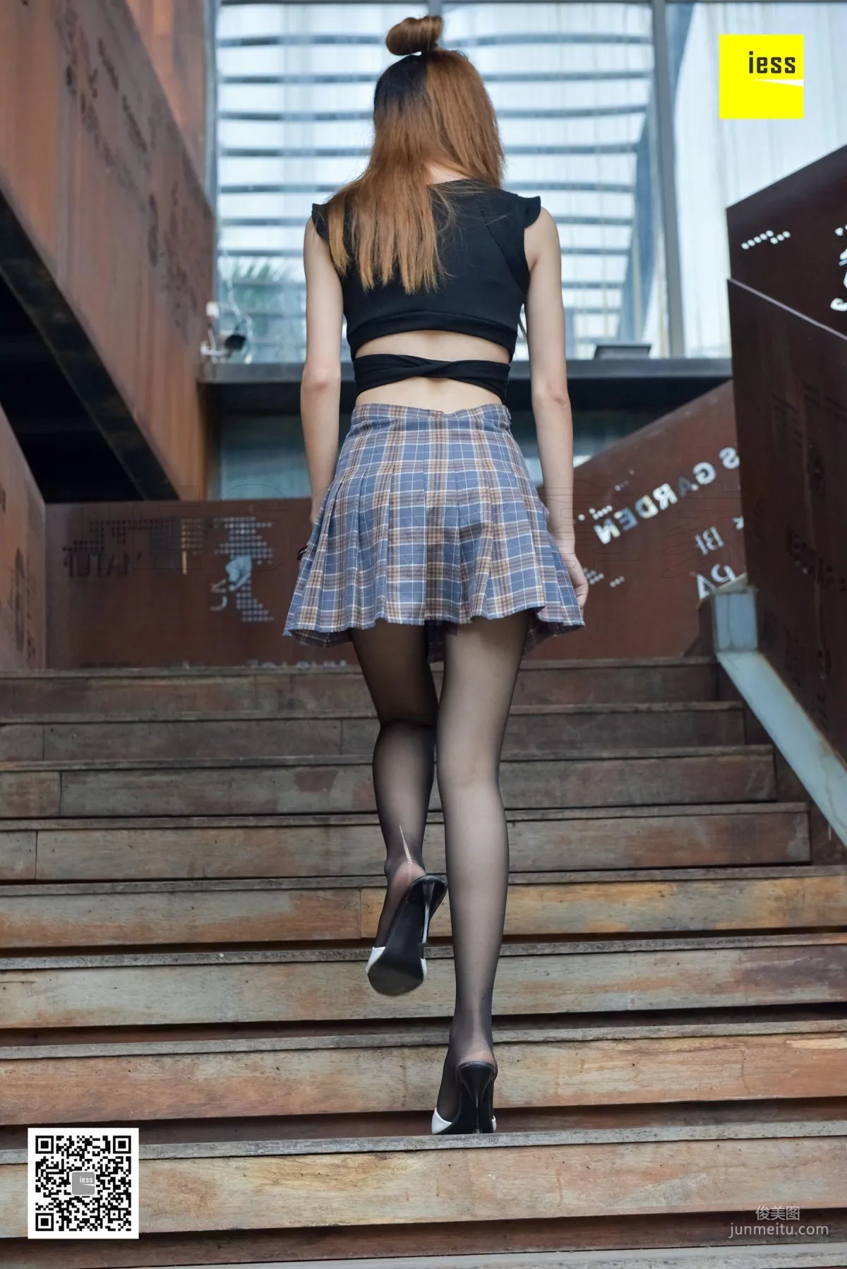 Si Xiang Jia 128 Jing Jing, Crop Top Short Skirt Black Stockings [IESS] Photo Set photo 99