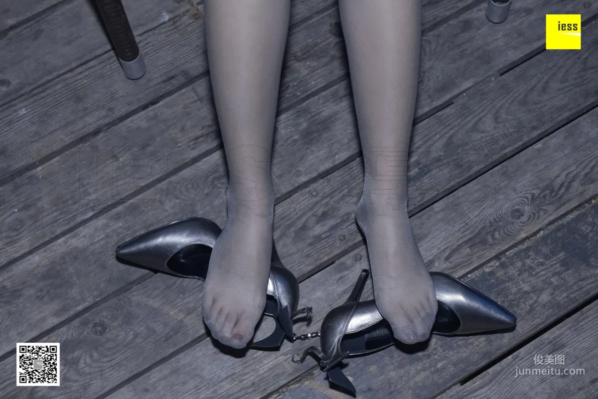 Si Xiang Jia 123 Jing Jing Gray Stockings Under the Flash [IESS] Photo Set photo 30