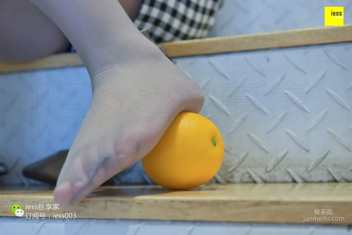 Si Xiang Jia 102 Wen Xin, Gray Stockings Feet Playing with Orange [IESS] Photo Set photo 59