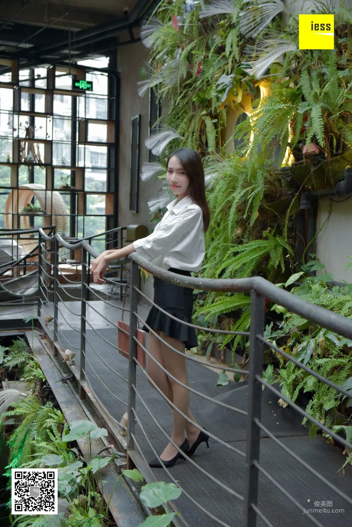 Si Xiang Jia 142 Yong Ying, Soft Girl Nude Stockings Slim Legs [IESS] Photo Set photo 2