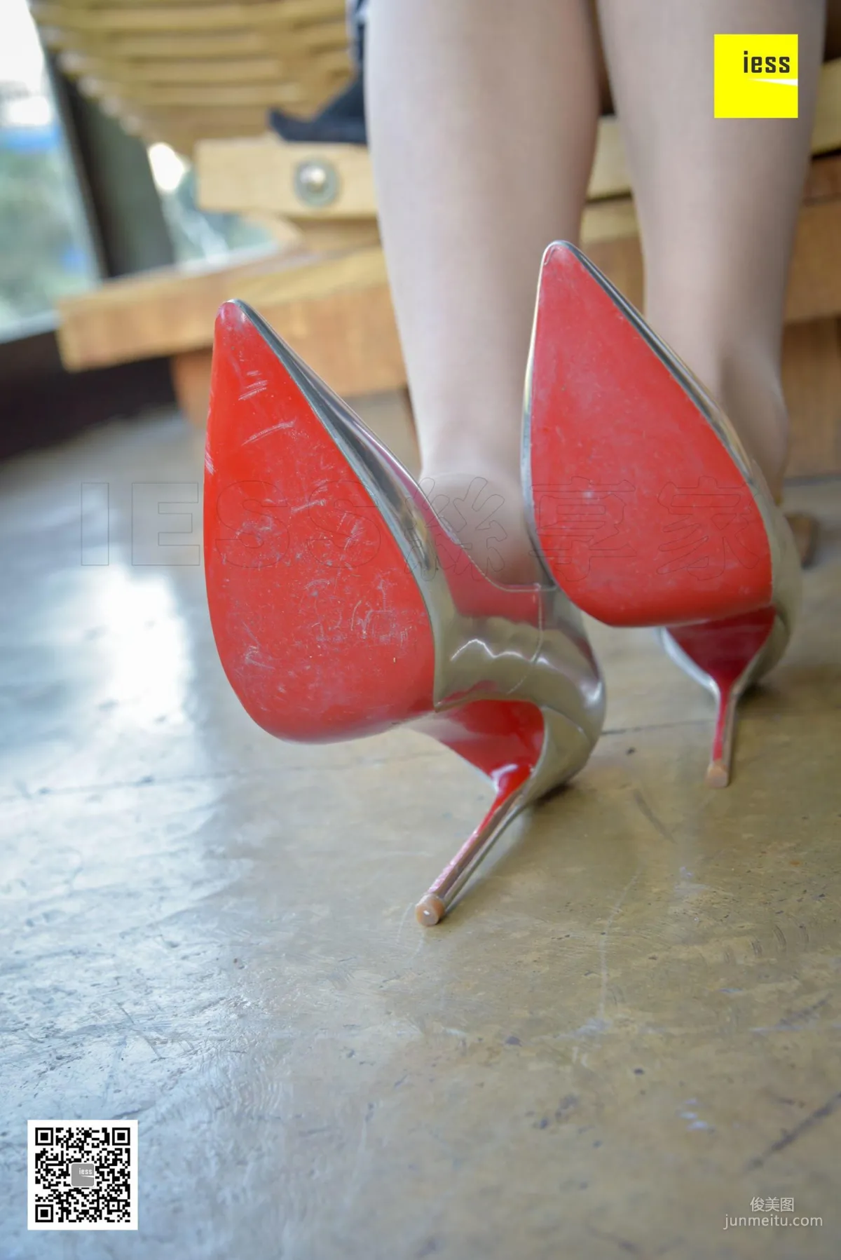 Si Xiang Jia 147 Lai Lai, Silver Ultra High Thin Heel and Nude Stockings [IESS] Photo Set photo 86