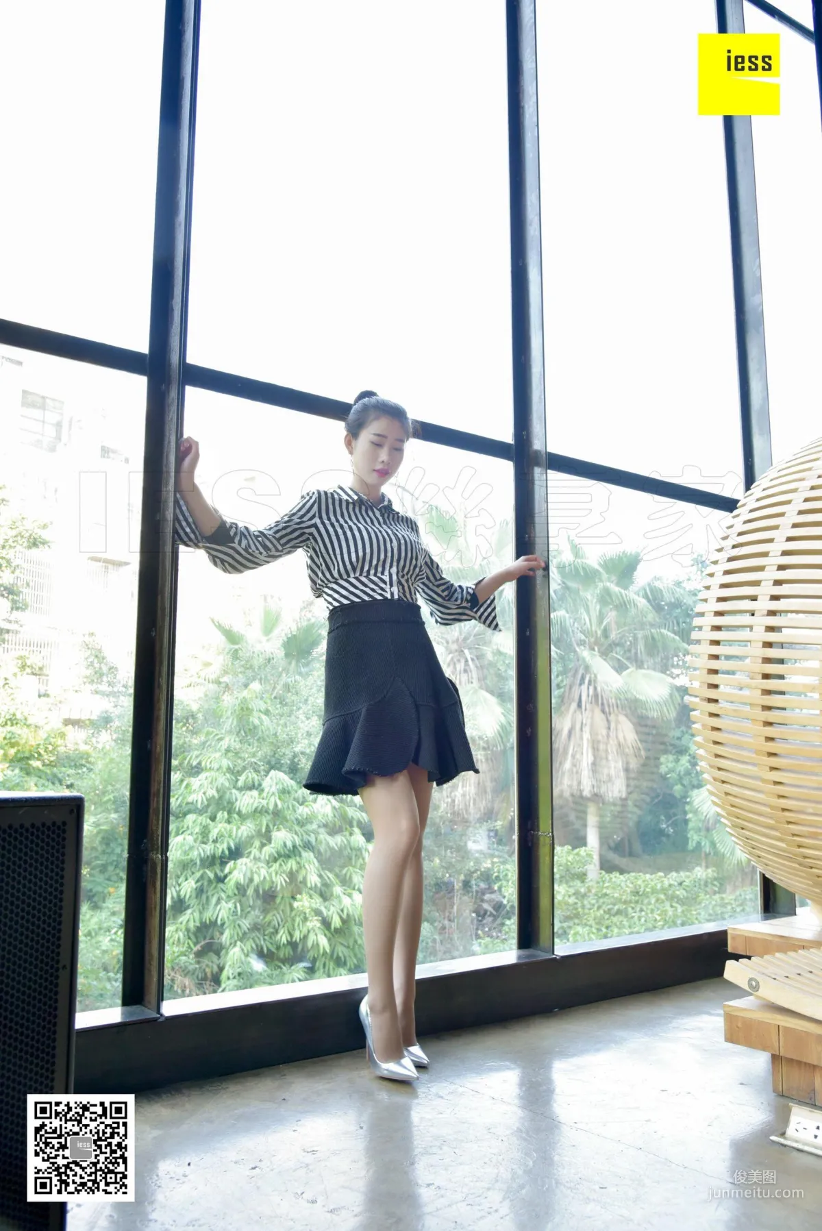 Si Xiang Jia 147 Lai Lai, Silver Ultra High Thin Heel and Nude Stockings [IESS] Photo Set photo 15