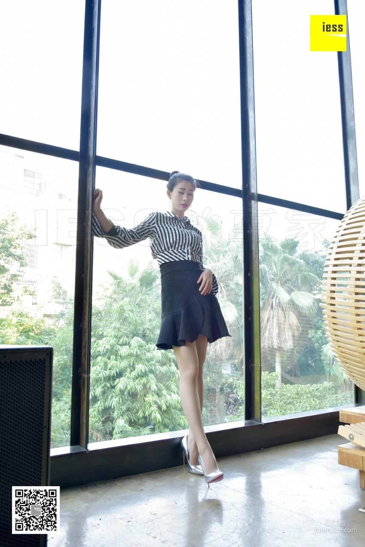 Si Xiang Jia 147 Lai Lai, Silver Ultra High Thin Heel and Nude Stockings [IESS] Photo Set photo 16