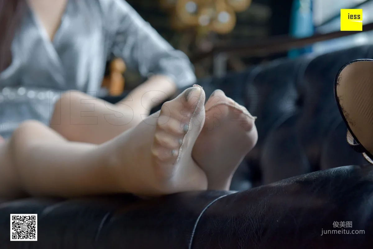 Si Xiang Jia 140 Zi Zi, Sheer White Legs Sandals and Nude Stockings [IESS] Photo Set photo 12