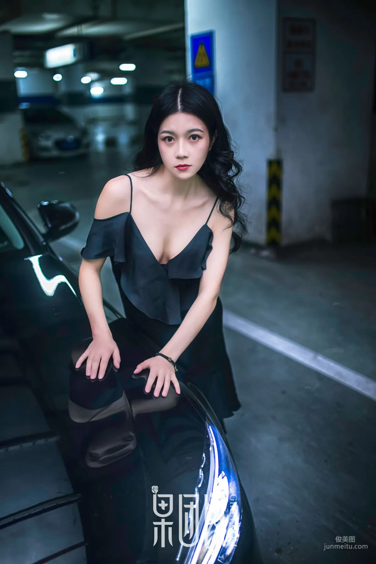 Wei Wei, Beauty vs Luxury Car, Which Do You Choose! [Girlt] No.107 Photo Set photo 18