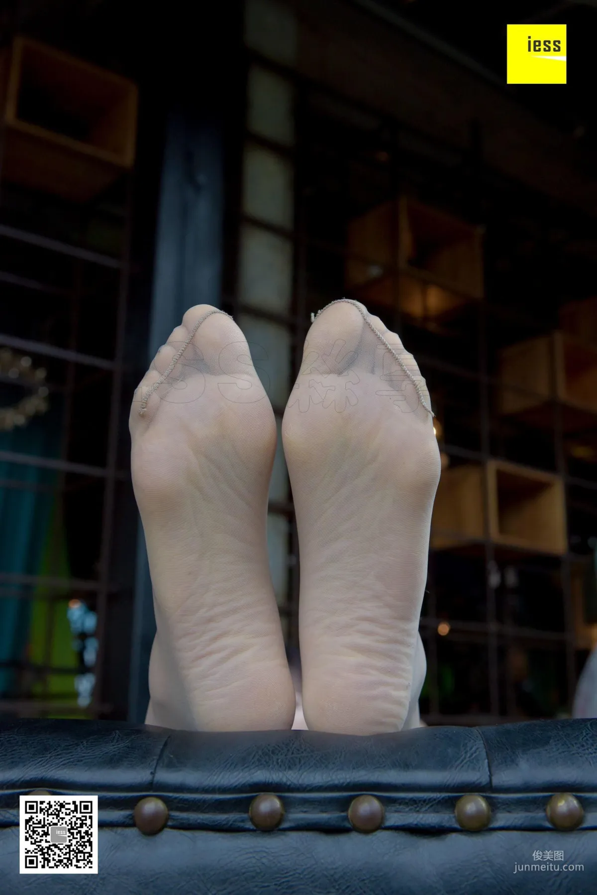 Si Xiang Jia 140 Zi Zi, Sheer White Legs Sandals and Nude Stockings [IESS] Photo Set photo 92