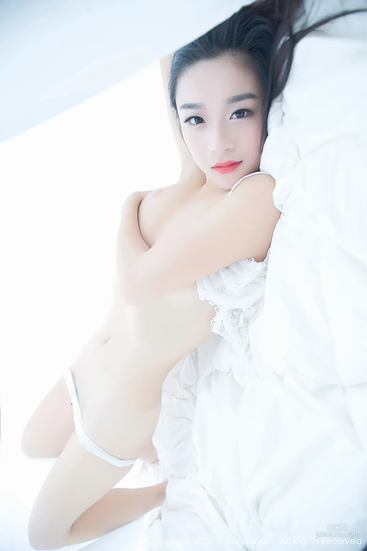 Qimeng Cherish 'Tight Jeans + Curves + Bed Sheet Temptation' [XiuRen] NO.883 Photo Set photo 45