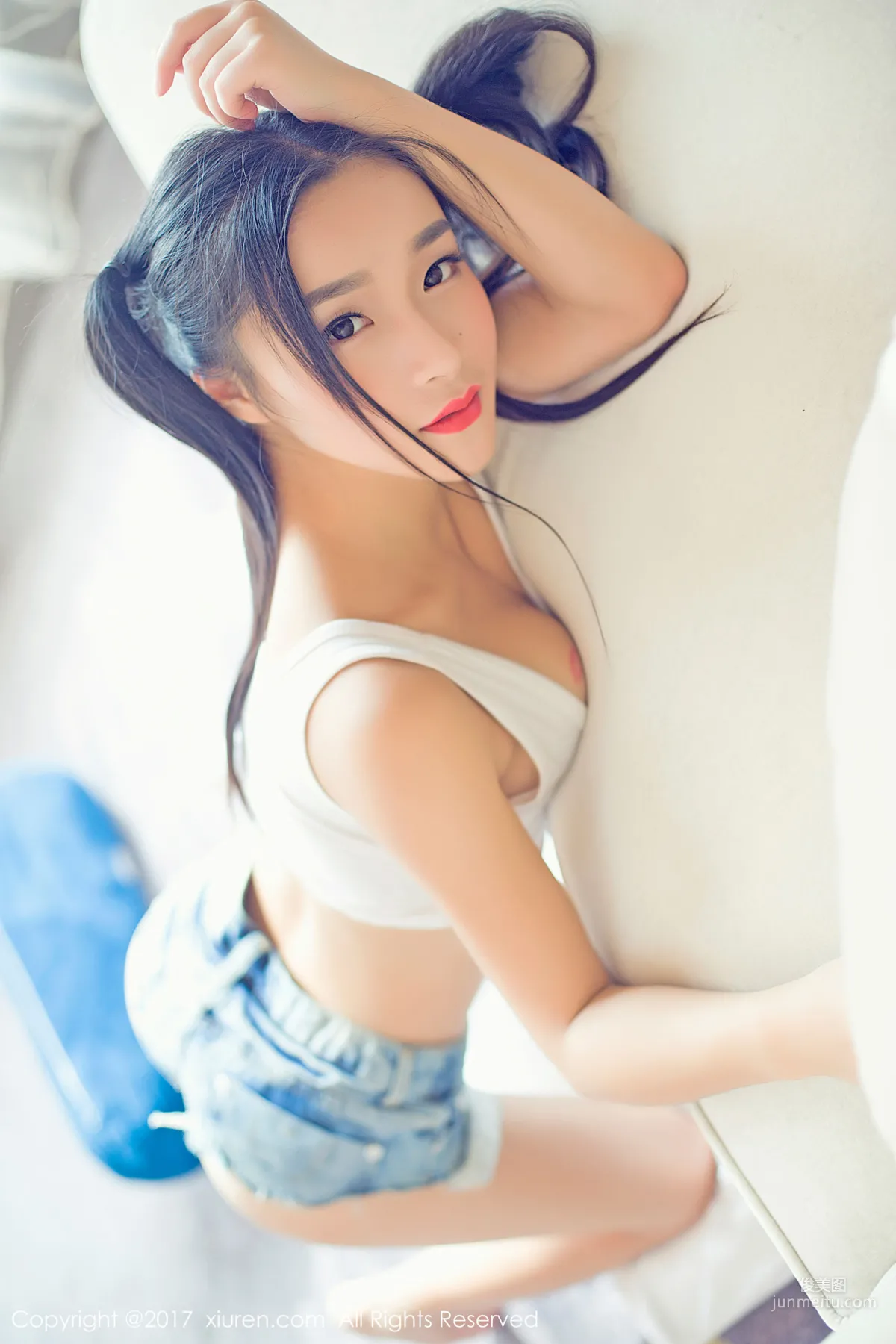 Qimeng Cherish 'Tight Jeans + Curves + Bed Sheet Temptation' [XiuRen] NO.883 Photo Set photo 17