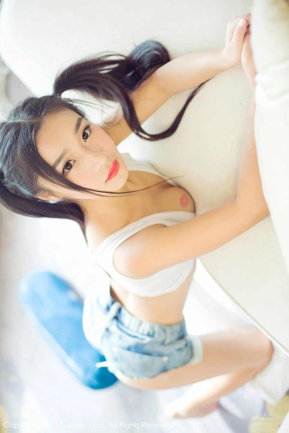 Qimeng Cherish 'Tight Jeans + Curves + Bed Sheet Temptation' [XiuRen] NO.883 Photo Set photo 16