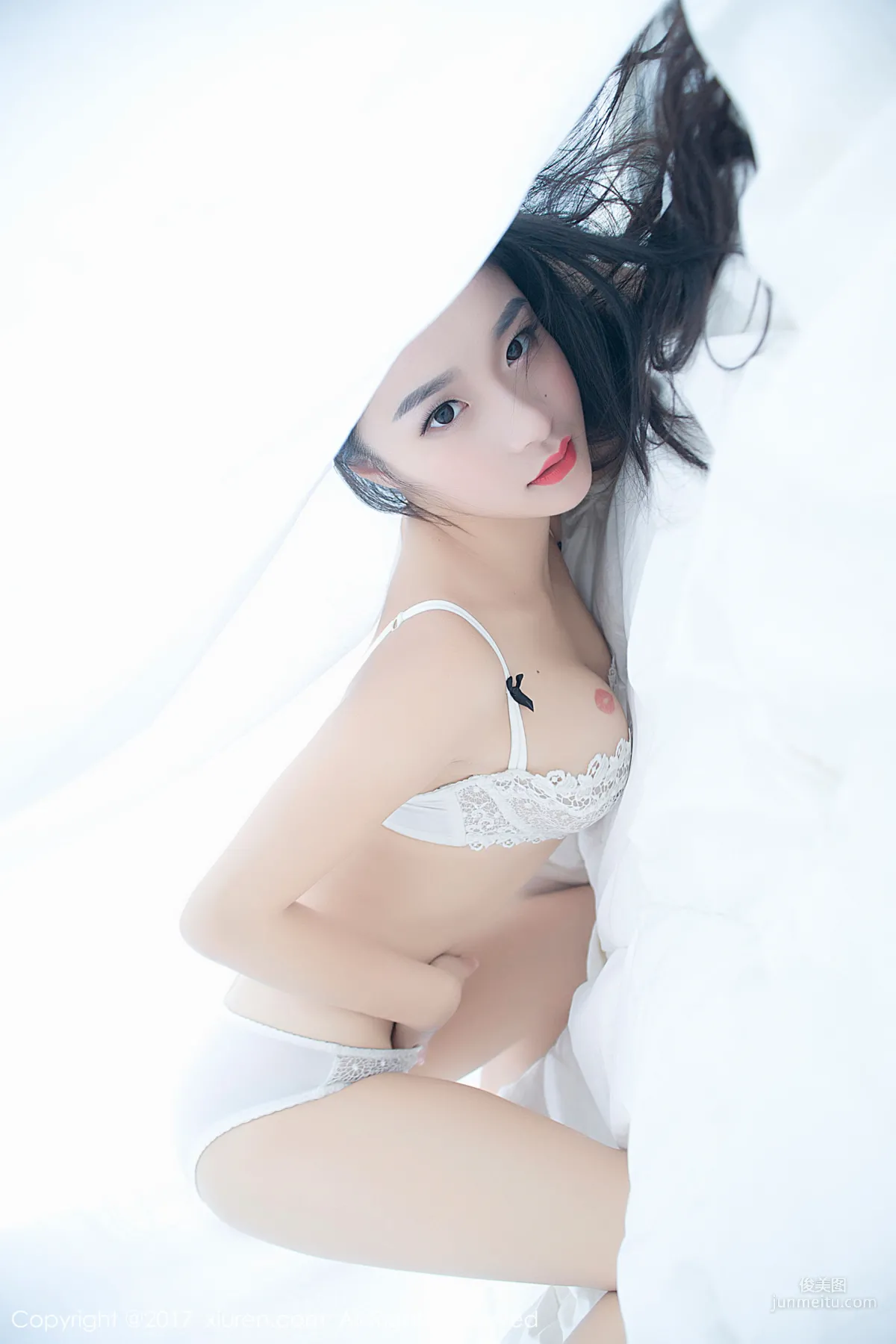 Qimeng Cherish 'Tight Jeans + Curves + Bed Sheet Temptation' [XiuRen] NO.883 Photo Set photo 32