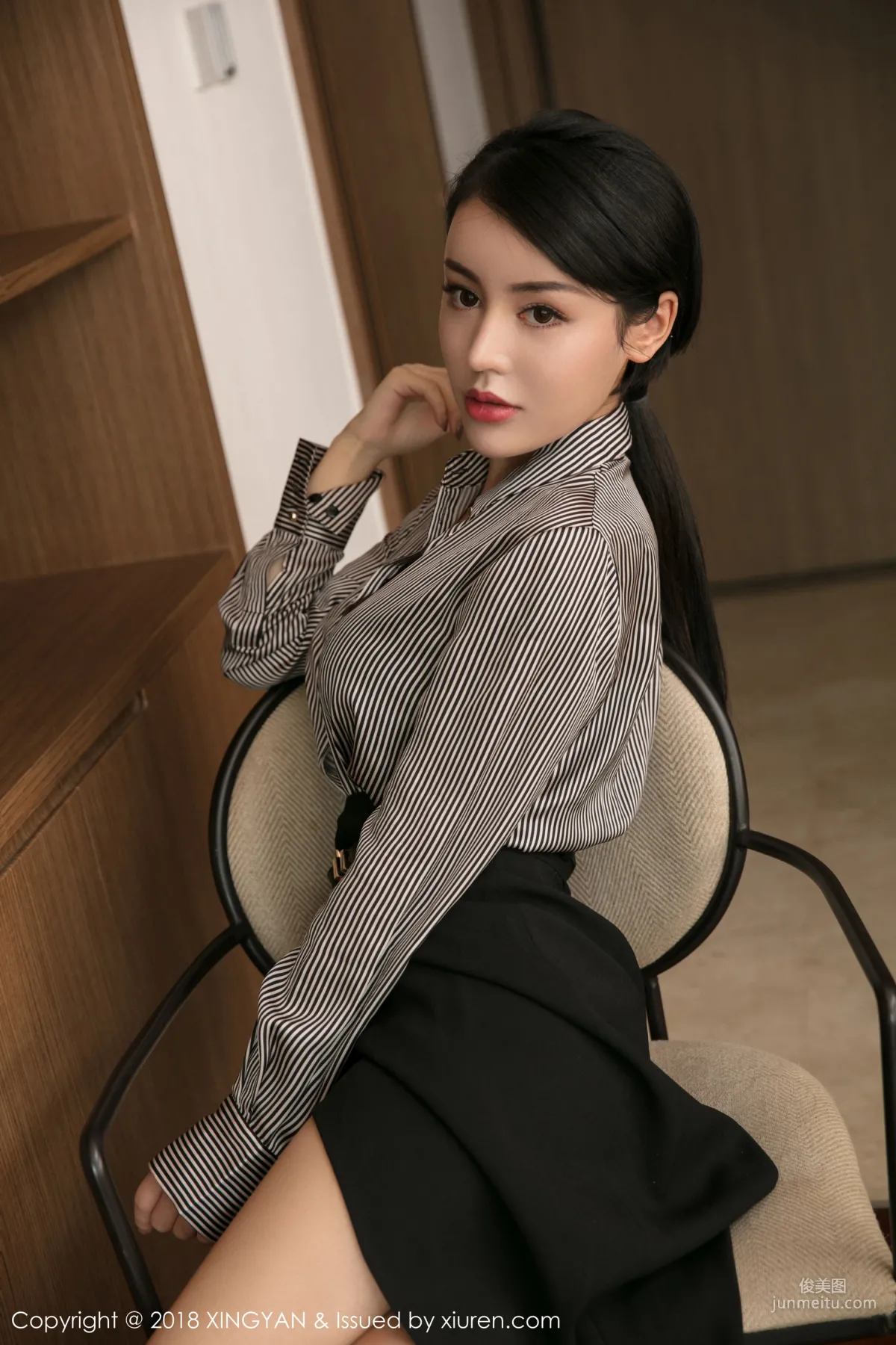 Lu Ziqi, See-Through Outfit + OL Secretary [XingYan] Vol.020 Photo Set photo 43