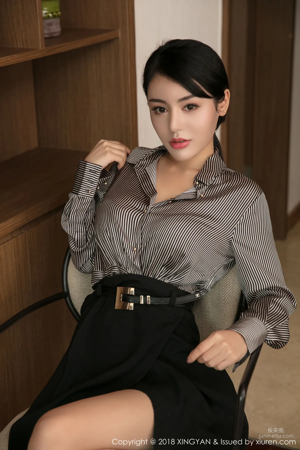 Lu Ziqi, See-Through Outfit + OL Secretary [XingYan] Vol.020 Photo Set photo 39