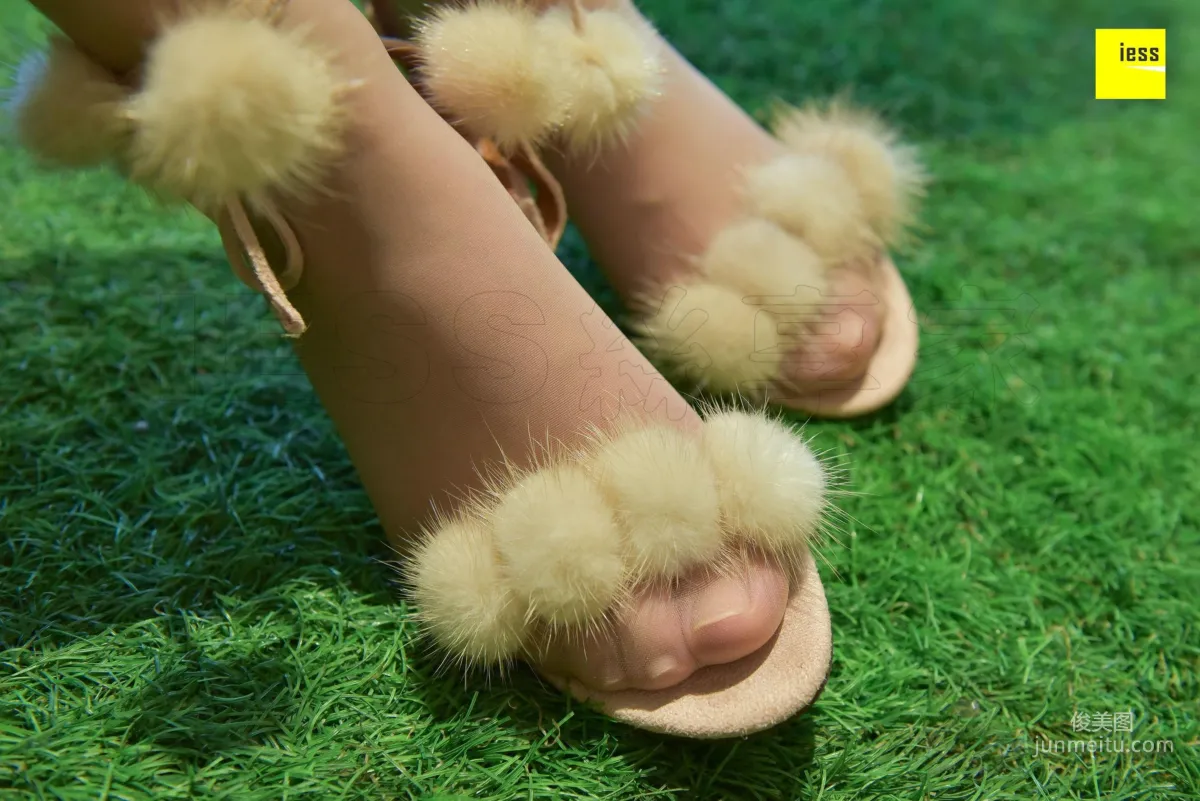 Wen Xin Cute Fluffy Ball and Flesh Stockings [IESS] Silk Enjoyer 171 Photo Set photo 5