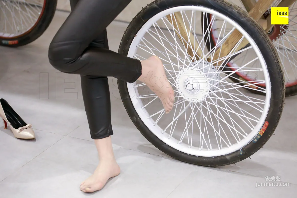 Qi Qi, Qi Qi Interprets Leather Pants and Silk Stockings [IESS] Silk Enjoyer 176 Photo Set photo 22