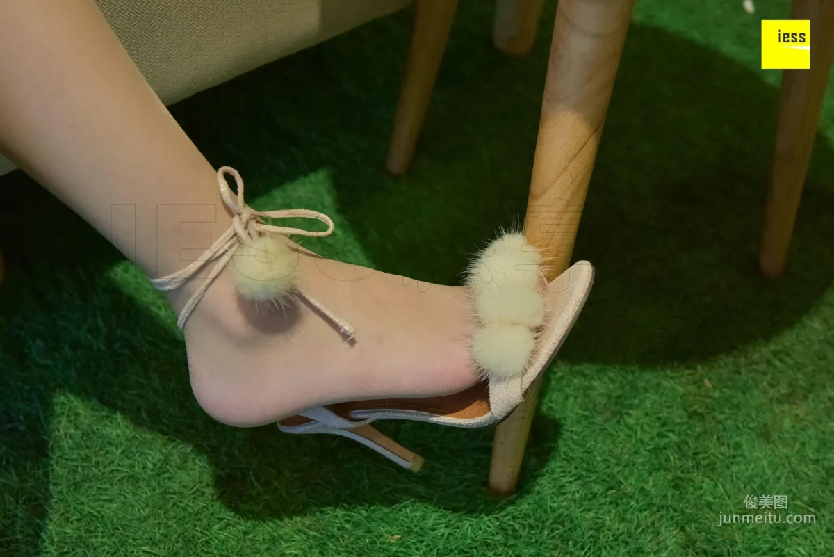 Wen Xin Cute Fluffy Ball and Flesh Stockings [IESS] Silk Enjoyer 171 Photo Set photo 52