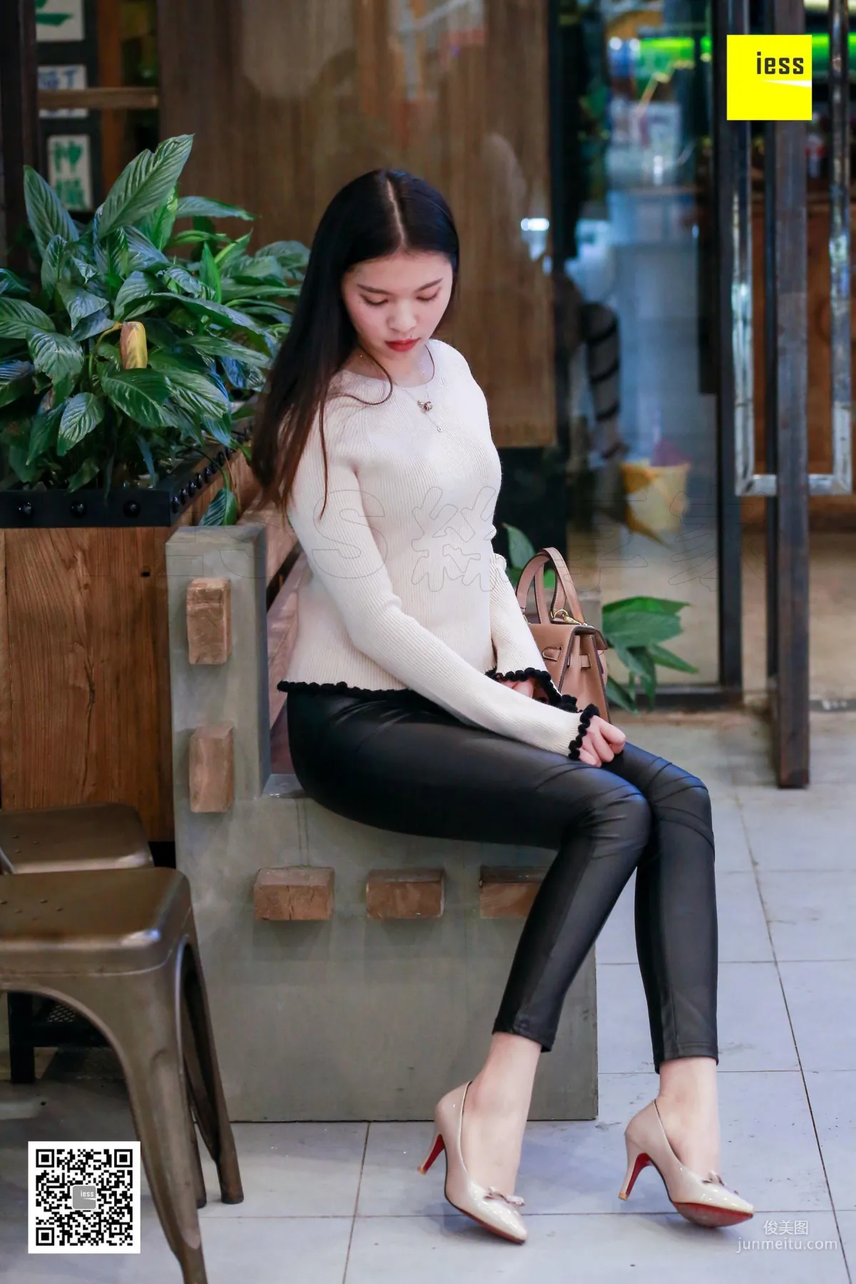 Qi Qi, Qi Qi Interprets Leather Pants and Silk Stockings [IESS] Silk Enjoyer 176 Photo Set photo 23