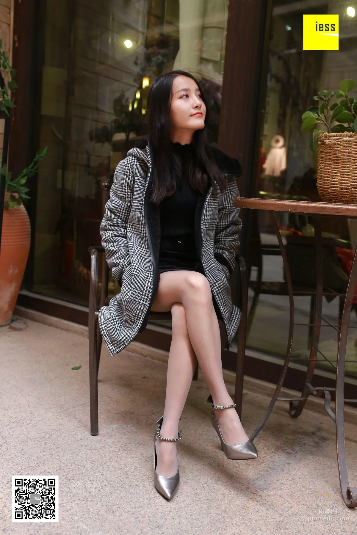 婉萍《婉萍街拍灰丝》 [异思趣向IESS] 丝享家182 写真集56