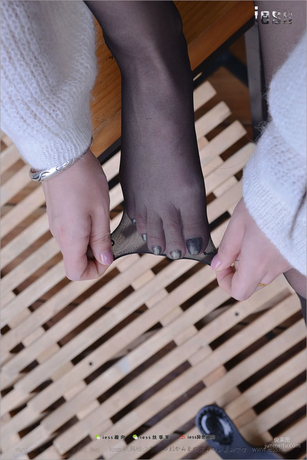 Qi Qi《A Grown Girl Should Wear Black Stockings》[IESS] Stockings Bento 204 Photo Set photo 52