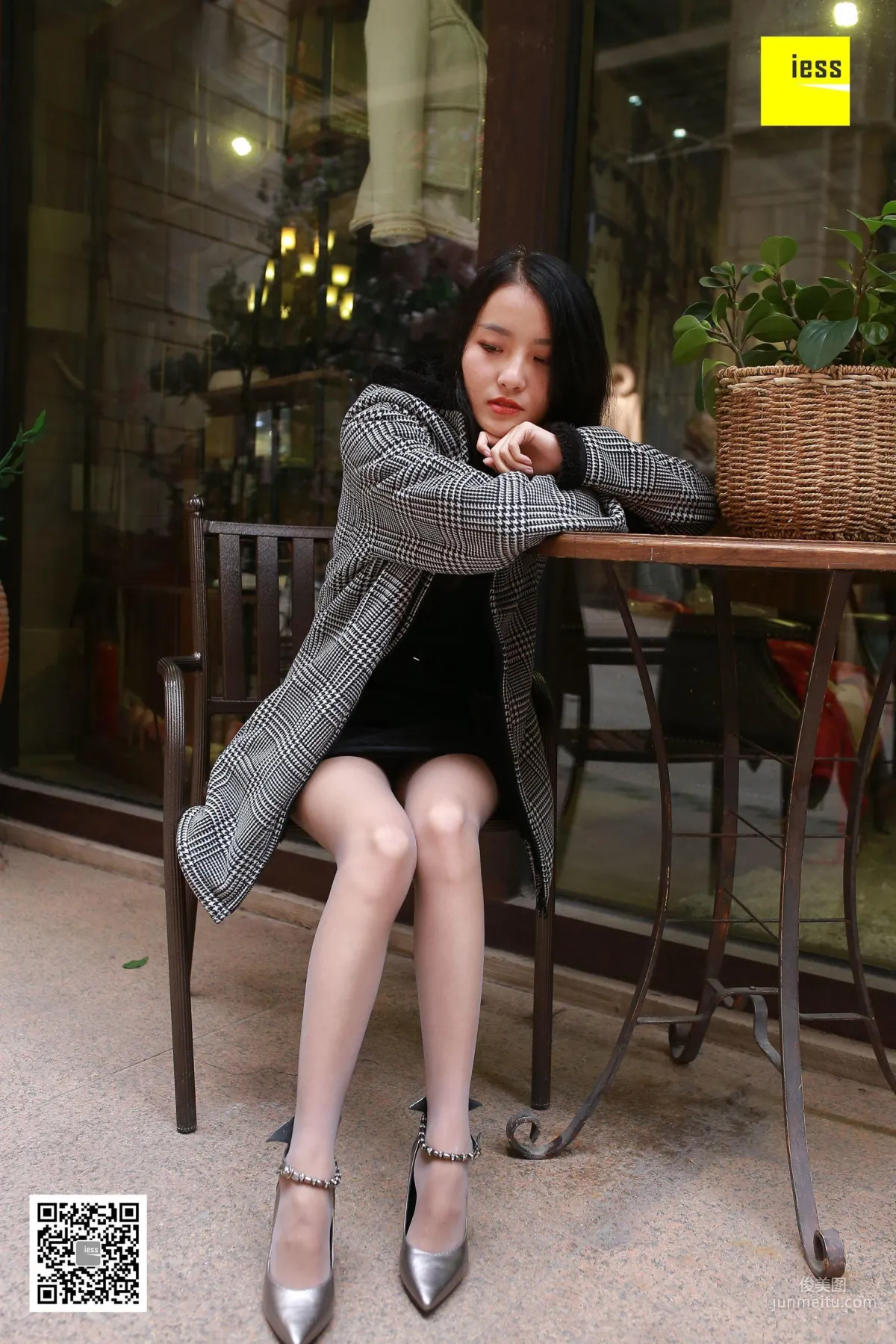 婉萍《婉萍街拍灰丝》 [异思趣向IESS] 丝享家182 写真集34