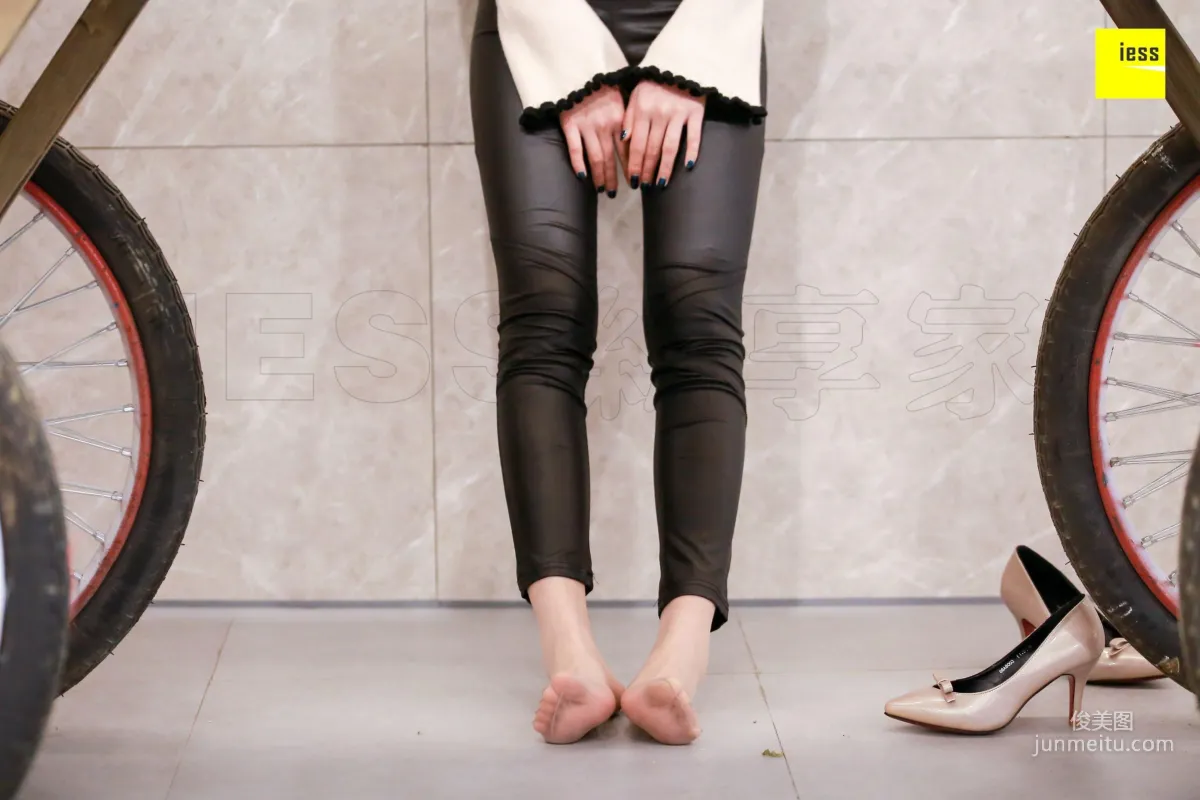 Qi Qi, Qi Qi Interprets Leather Pants and Silk Stockings [IESS] Silk Enjoyer 176 Photo Set photo 47