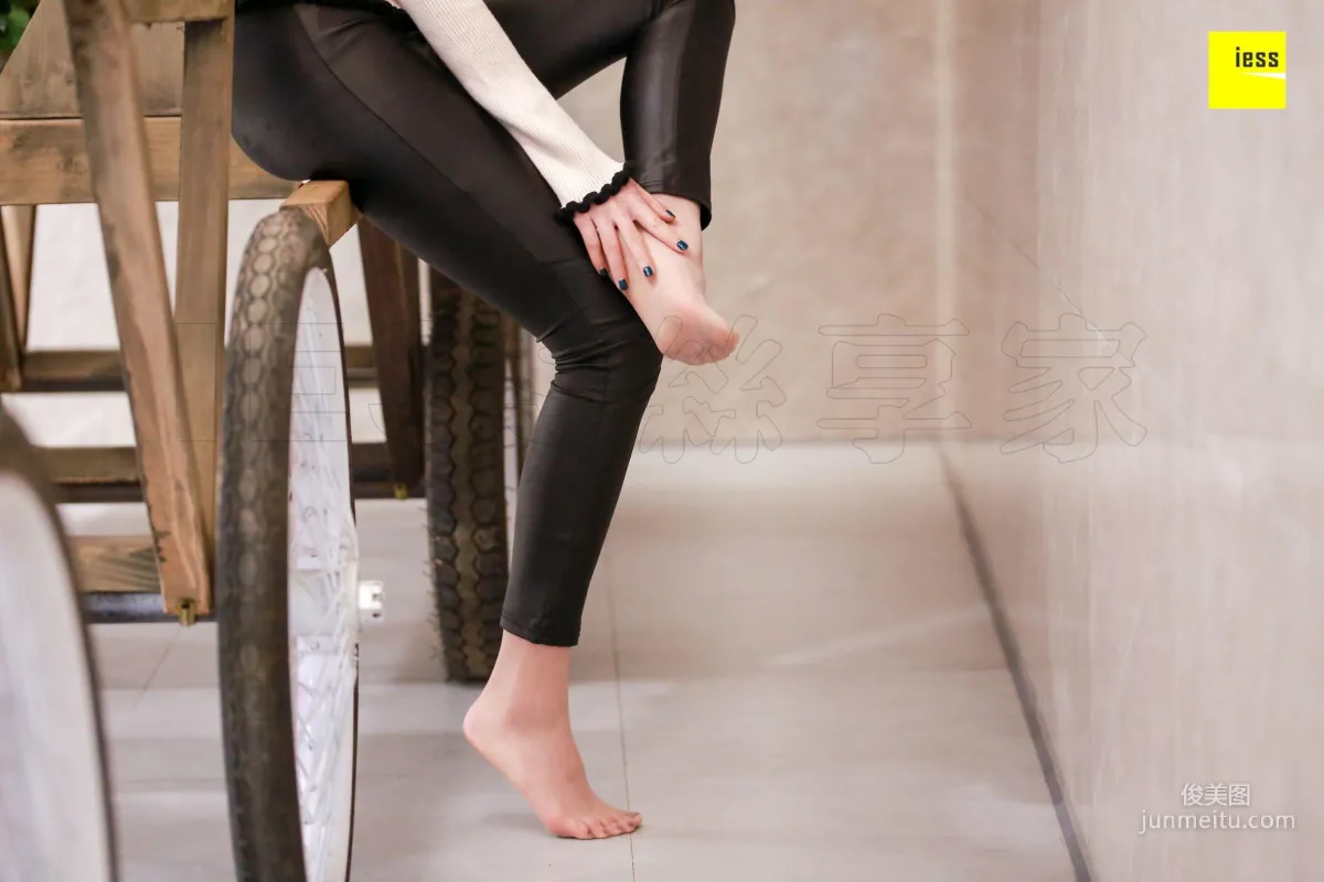 Qi Qi, Qi Qi Interprets Leather Pants and Silk Stockings [IESS] Silk Enjoyer 176 Photo Set photo 54