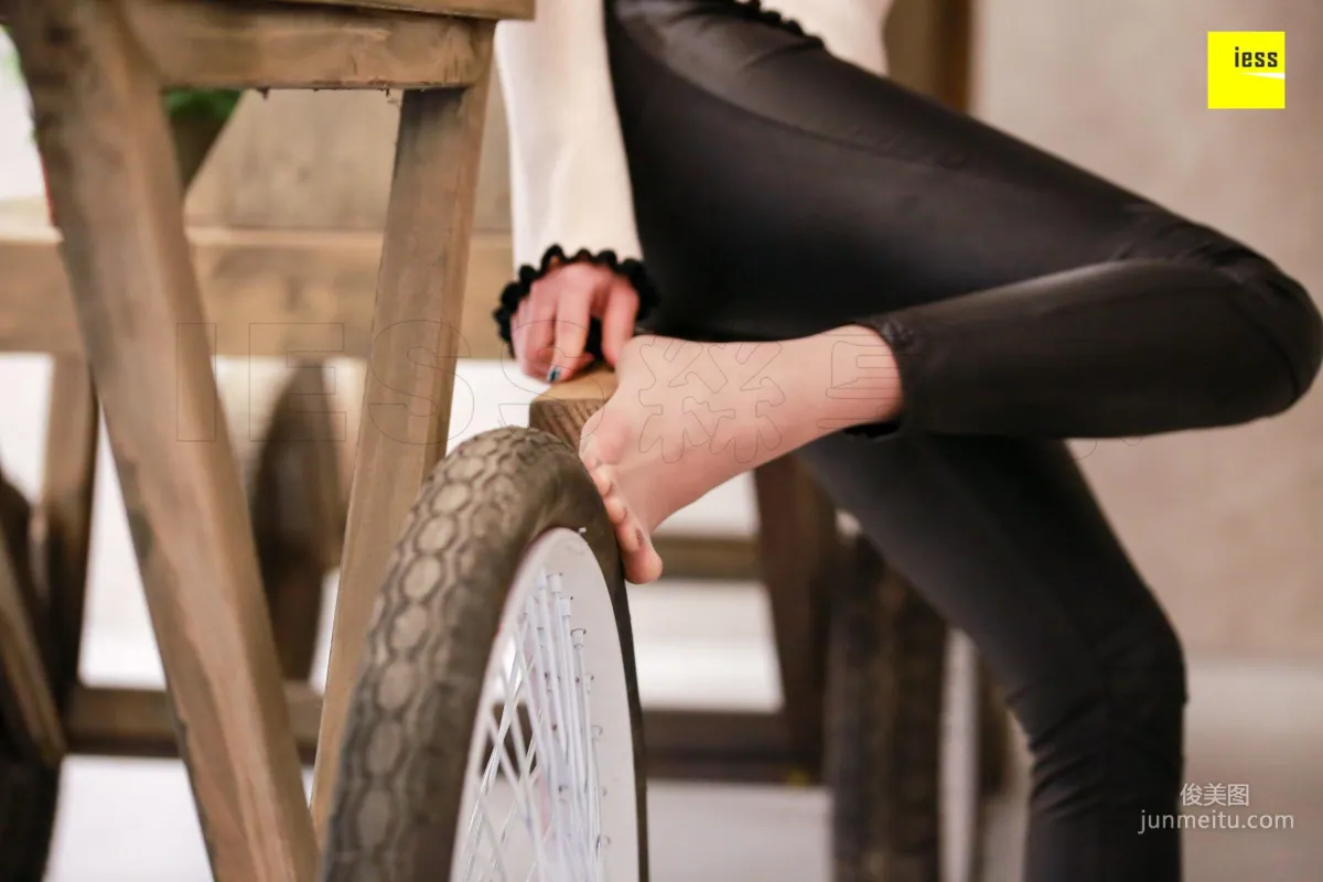 Qi Qi, Qi Qi Interprets Leather Pants and Silk Stockings [IESS] Silk Enjoyer 176 Photo Set photo 57