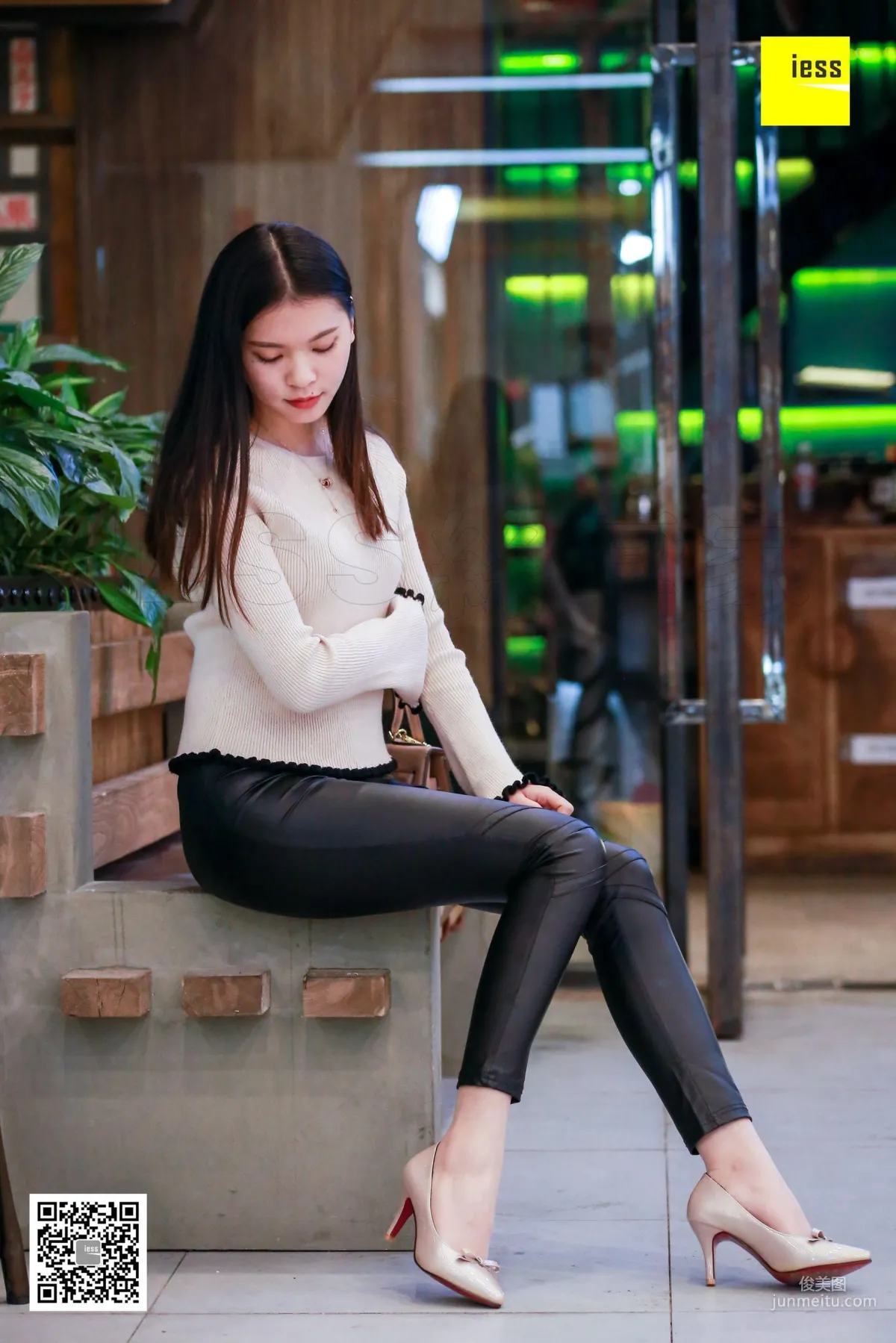 Qi Qi, Qi Qi Interprets Leather Pants and Silk Stockings [IESS] Silk Enjoyer 176 Photo Set photo 34