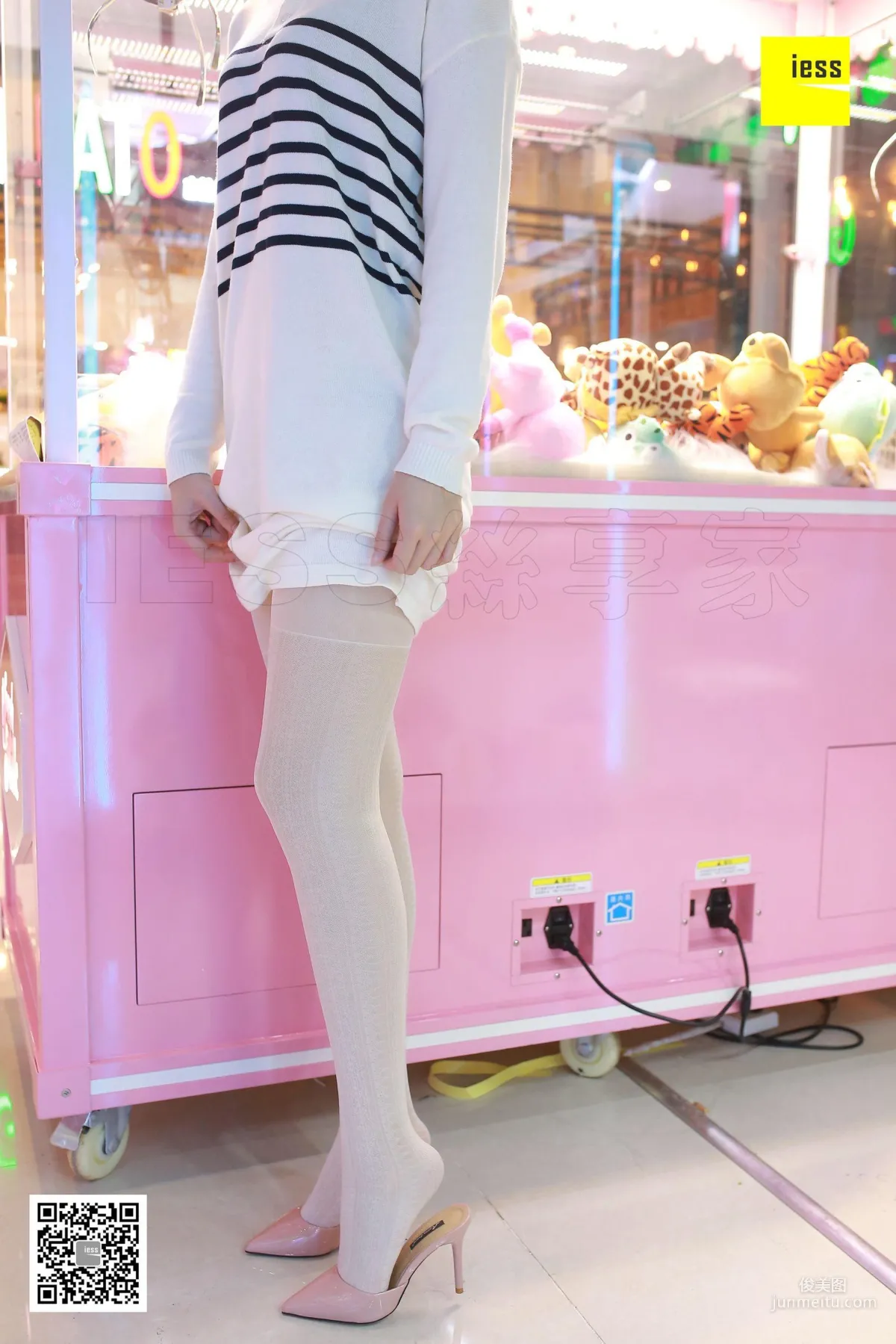 Zi Zi, White Stockings Beauty in the Karaoke Room [IESS] Silk Enjoyer 203 Photo Set photo 79