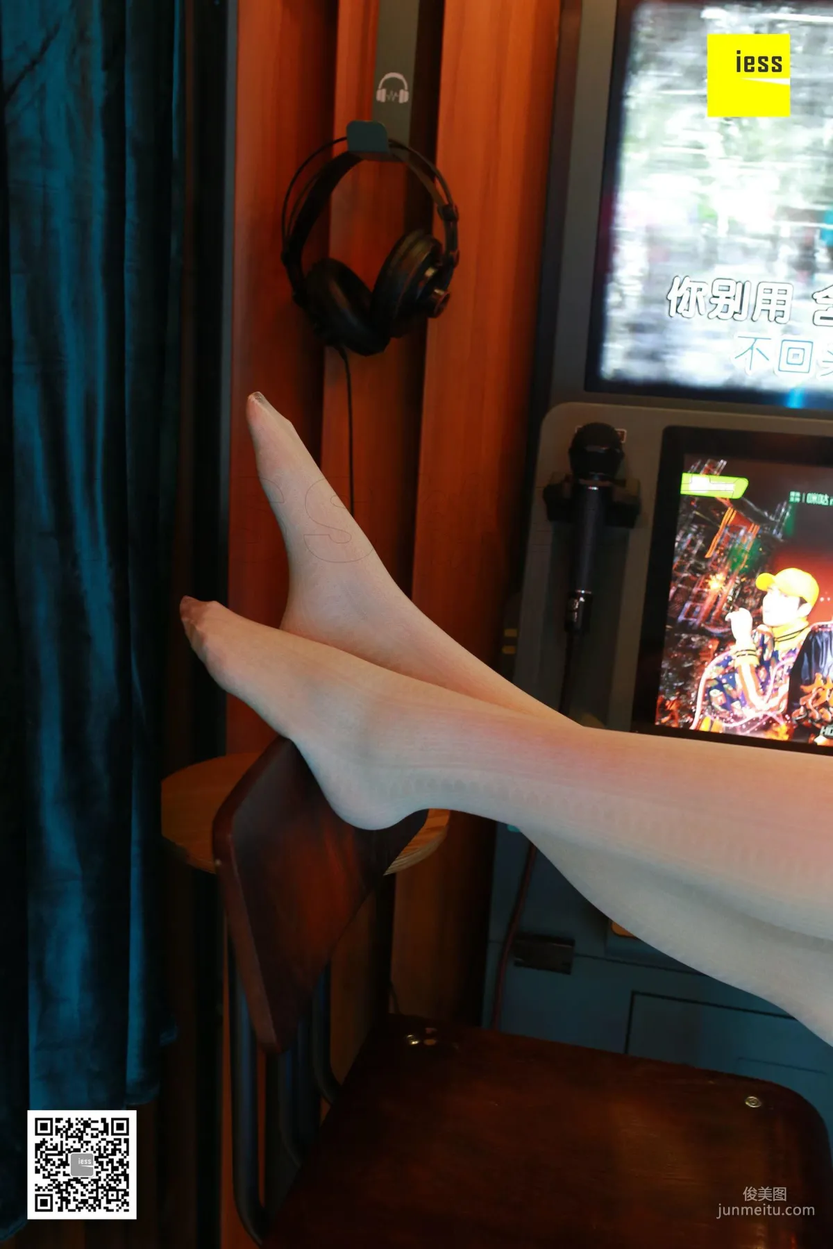 Zi Zi, White Stockings Beauty in the Karaoke Room [IESS] Silk Enjoyer 203 Photo Set photo 61