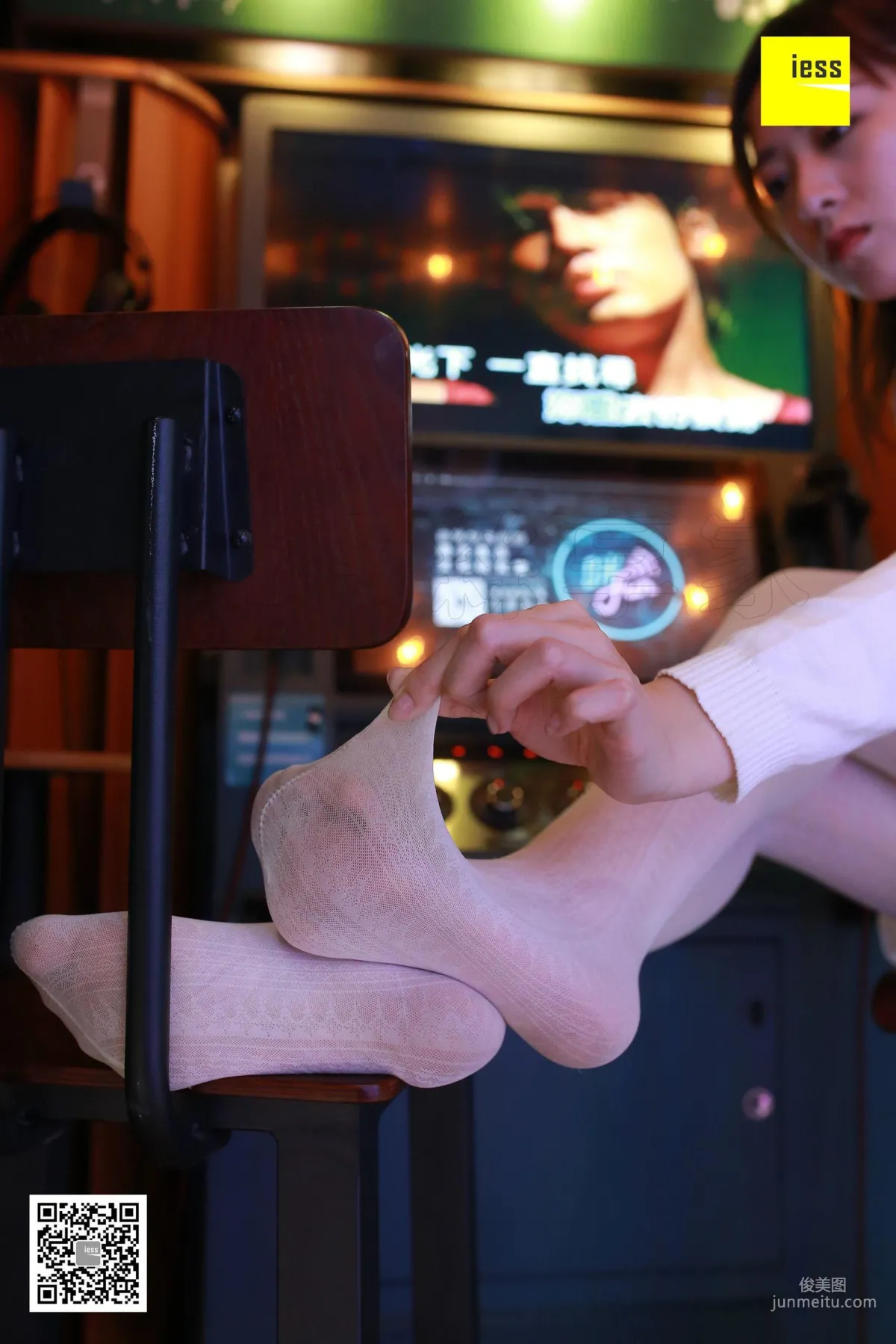 Zi Zi, White Stockings Beauty in the Karaoke Room [IESS] Silk Enjoyer 203 Photo Set photo 50