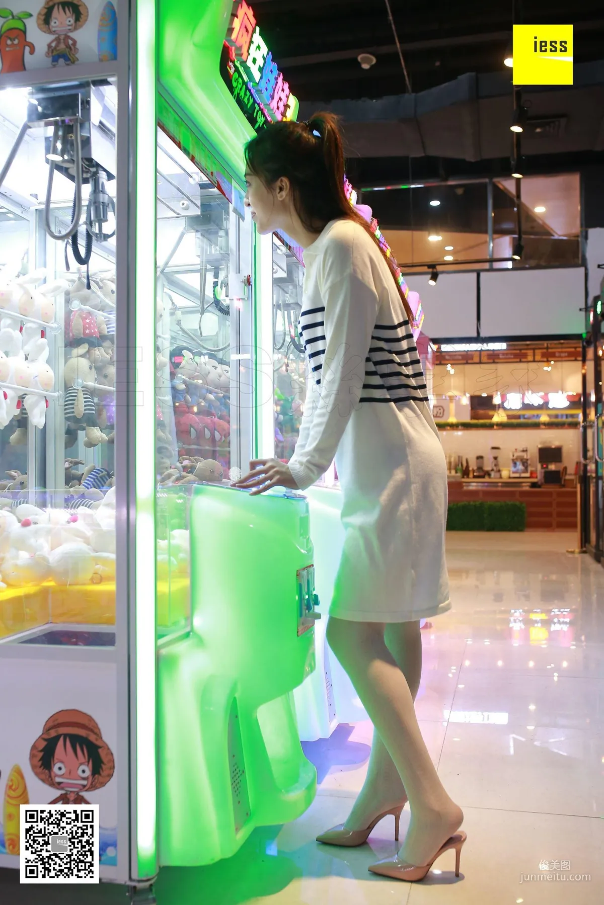 Zi Zi, White Stockings Beauty in the Karaoke Room [IESS] Silk Enjoyer 203 Photo Set photo 95