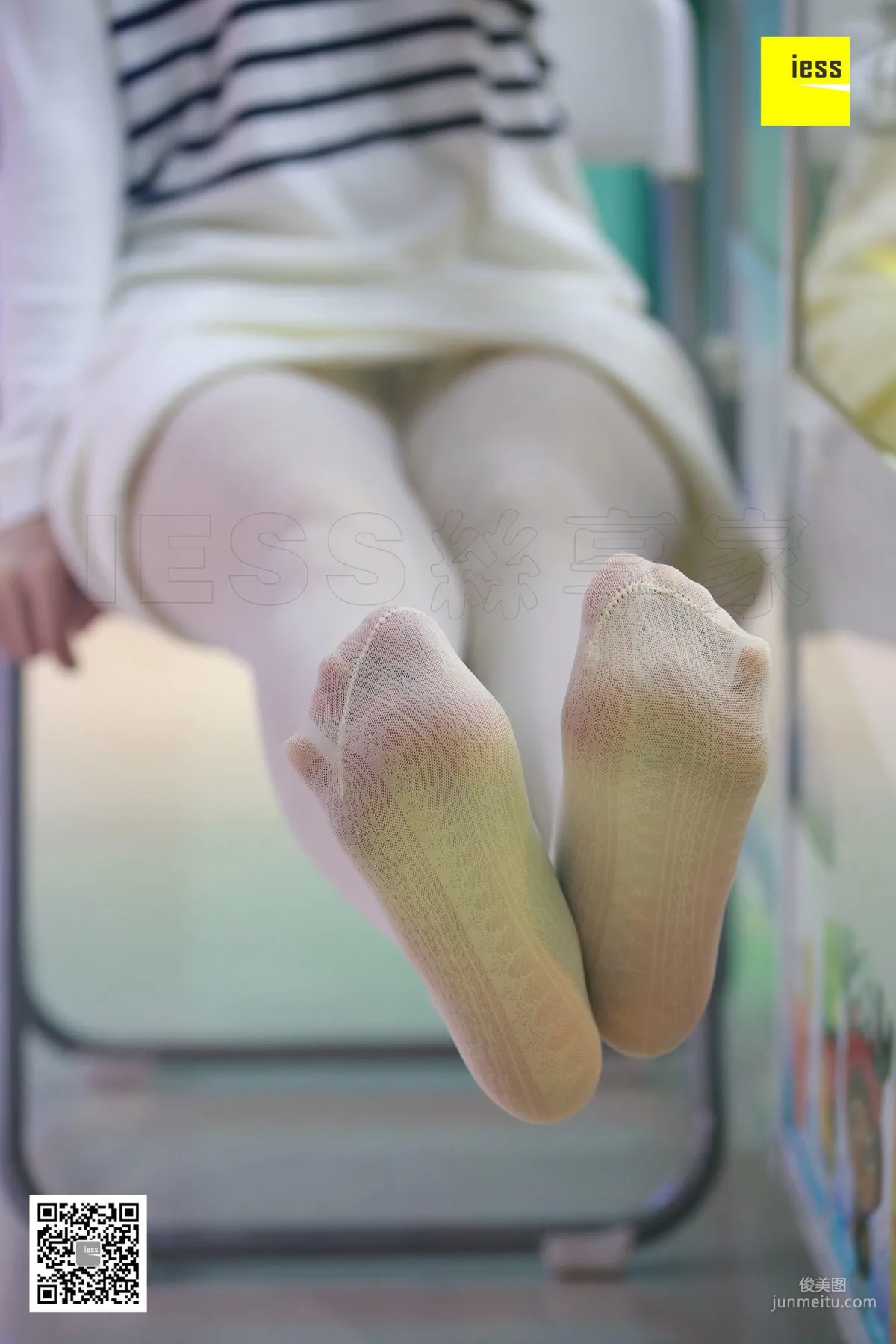 Zi Zi, White Stockings Beauty in the Karaoke Room [IESS] Silk Enjoyer 203 Photo Set photo 20