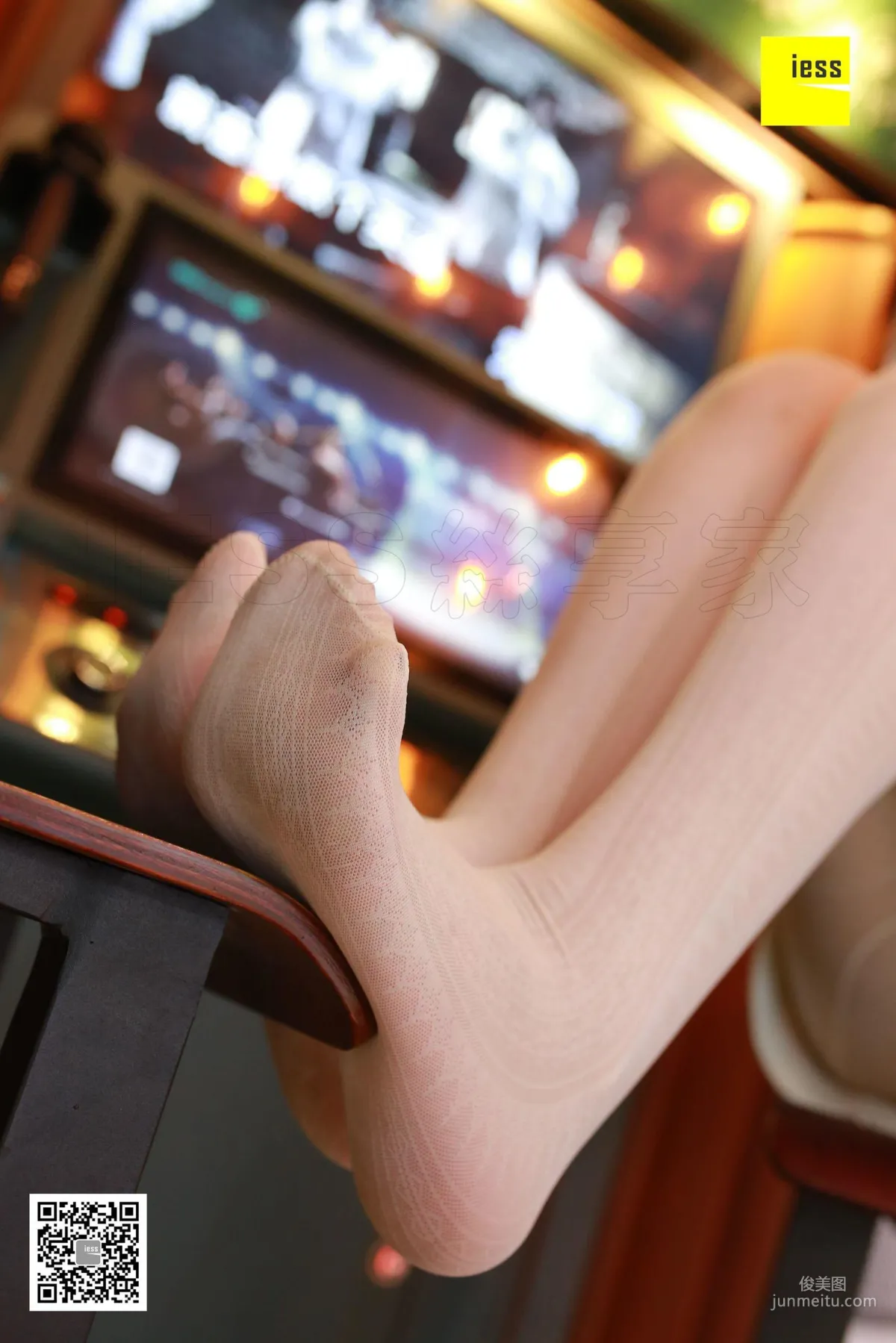 Zi Zi, White Stockings Beauty in the Karaoke Room [IESS] Silk Enjoyer 203 Photo Set photo 72