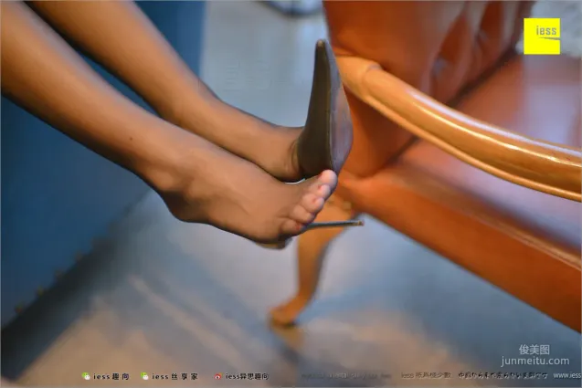 小黑妹靜靜《小黑妞的黑絲美腿》 [異思趣向IESS] 絲足便當209 寫真集