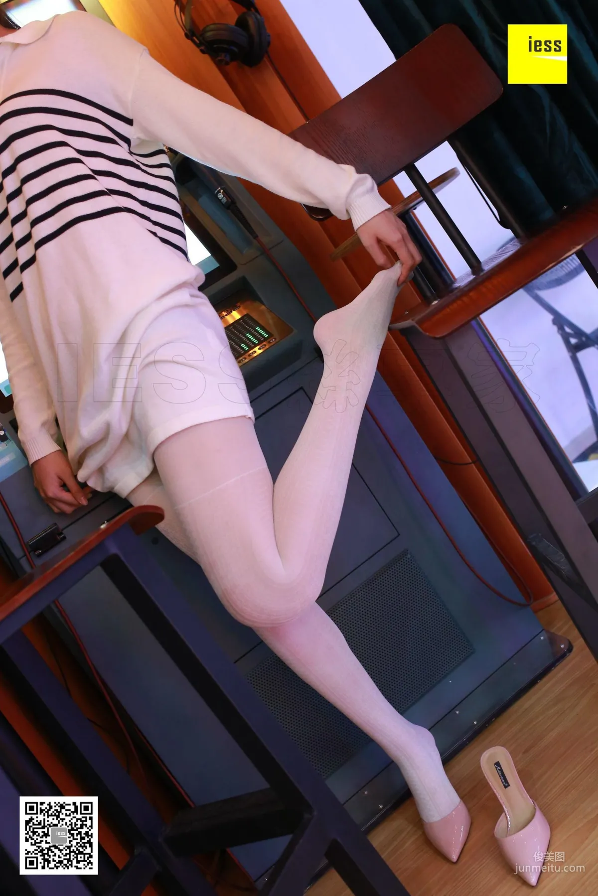 Zi Zi, White Stockings Beauty in the Karaoke Room [IESS] Silk Enjoyer 203 Photo Set photo 75
