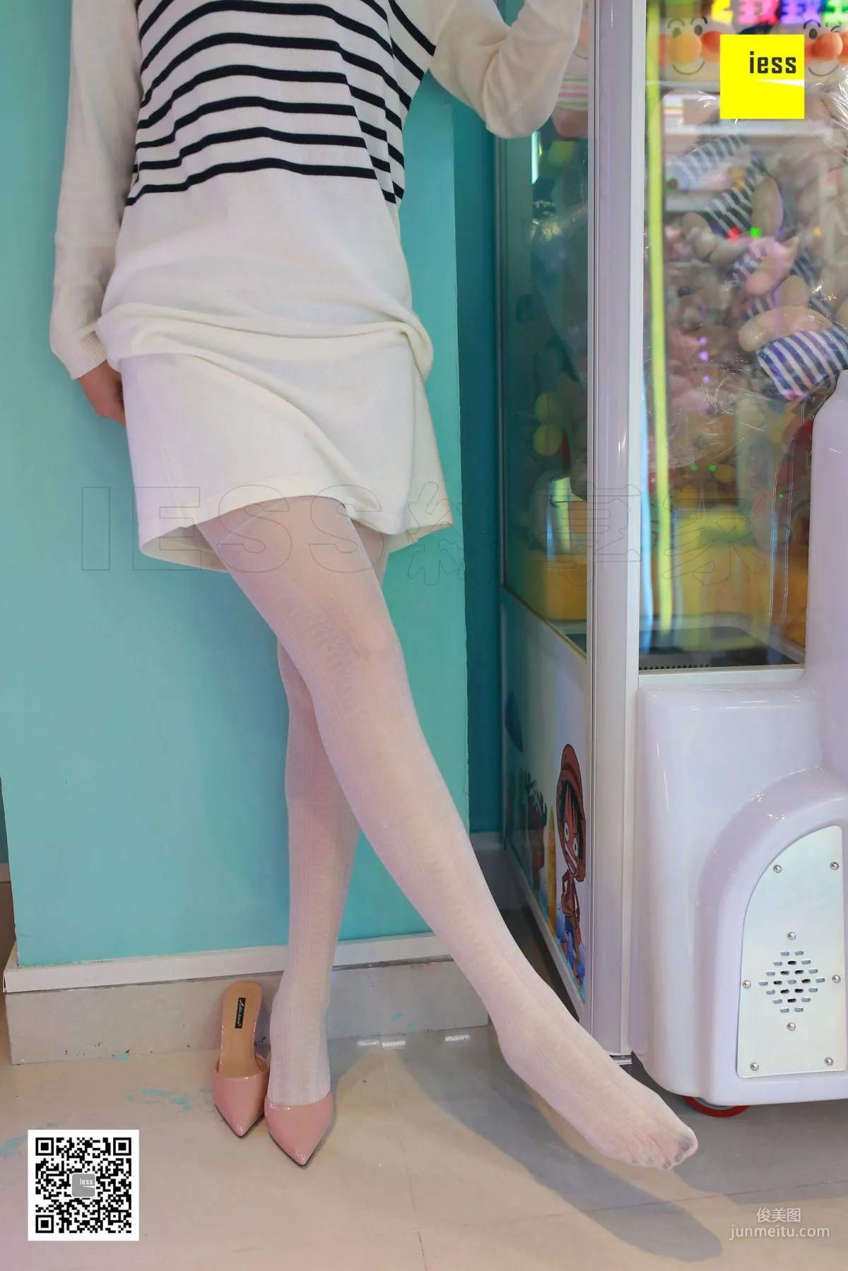 Zi Zi, White Stockings Beauty in the Karaoke Room [IESS] Silk Enjoyer 203 Photo Set photo 88
