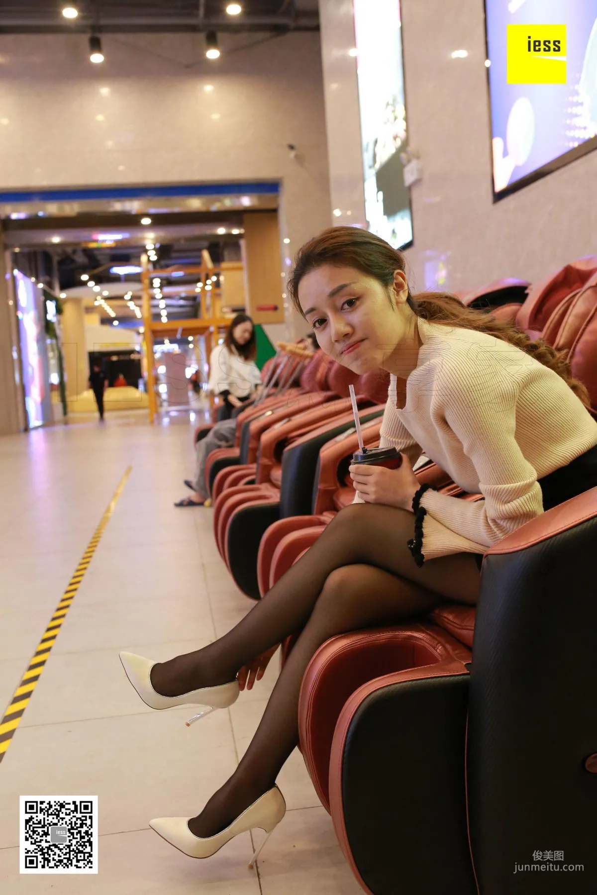 Jing Jing, Black Stockings Beauty on the Massage Chair [IESS] Silk Enjoyer 190 Photo Set photo 5