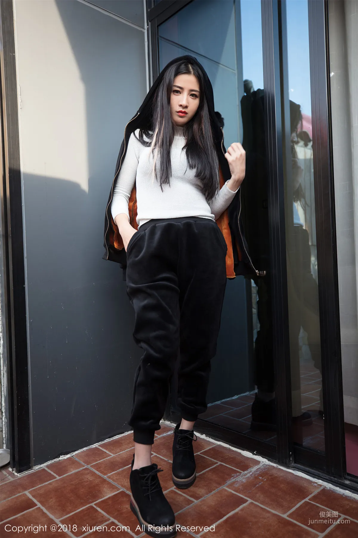 Yi Se "Waves of Mature Woman Charm" [XiuRen] No.943 Photo Set photo 36