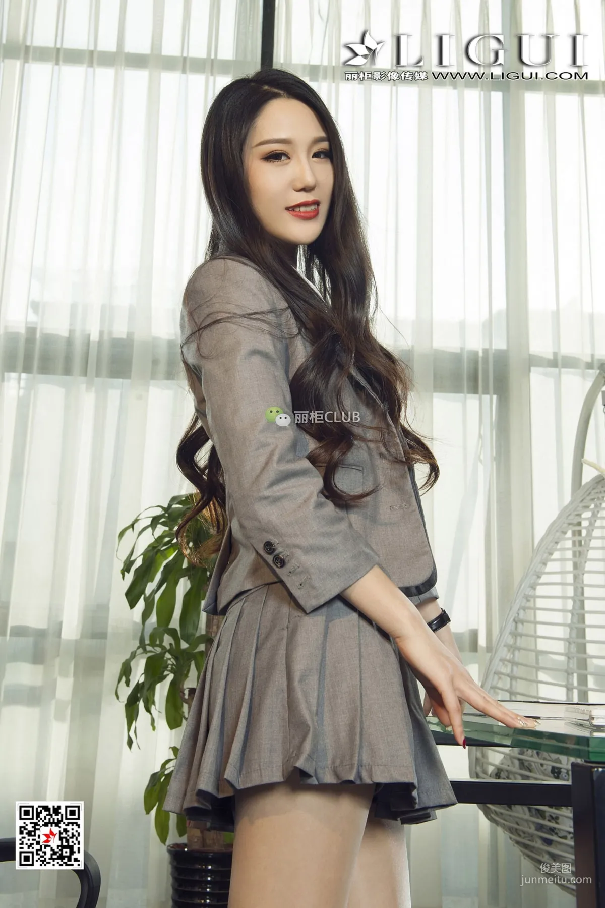 Model 腿模桐桐《办公室OL肉丝》 [丽柜Ligui] 写真集21
