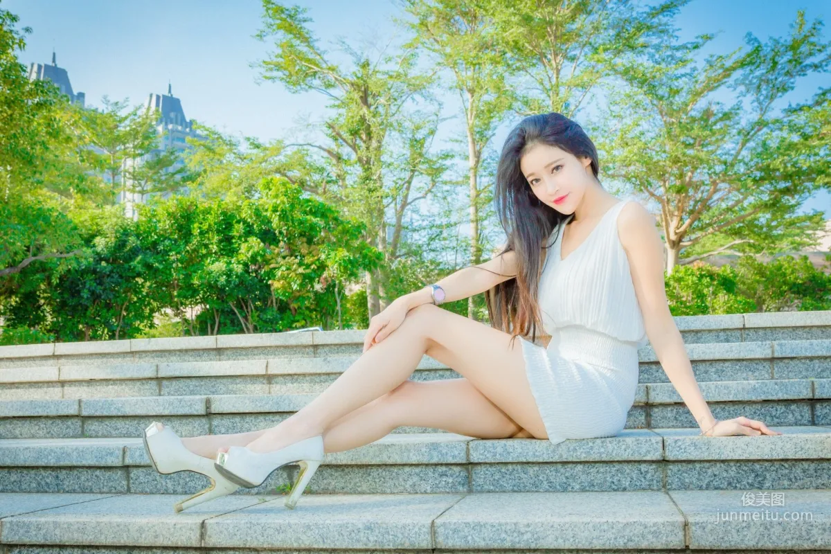 [Taiwan Beauties] Avril Zhan Black and White Dual-Color Goddess Street Snap Photo Set photo 24