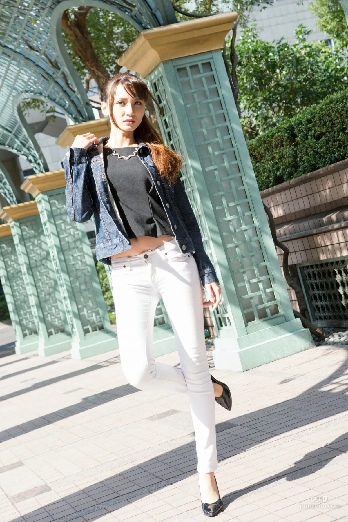 [Taiwan Beauties] Cai Yixin, Around Xinyi District, Denim + Tight Pants Photo Set photo 48