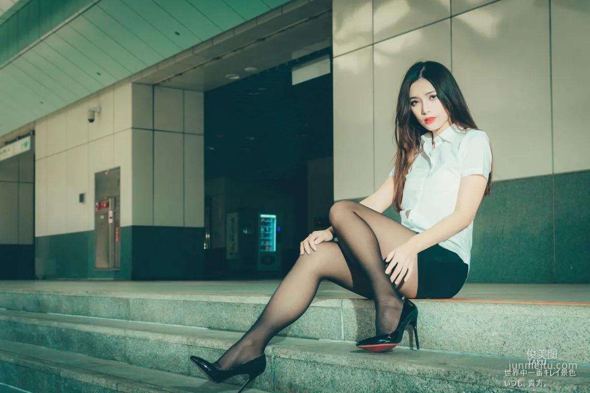[台灣網紅美女] 黃書庭 OL黑絲外拍 寫真集 11