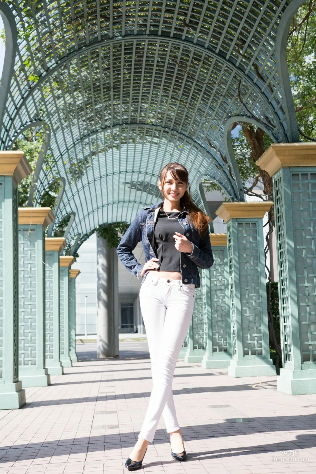 [Taiwan Beauties] Cai Yixin, Around Xinyi District, Denim + Tight Pants Photo Set photo 17