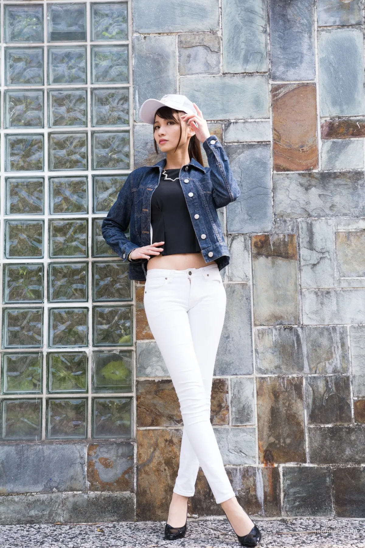 [Taiwan Beauties] Cai Yixin, Around Xinyi District, Denim + Tight Pants Photo Set photo 1