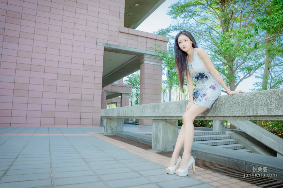 [Taiwan Beauties] Avril Zhan Black and White Dual-Color Goddess Street Snap Photo Set photo 4
