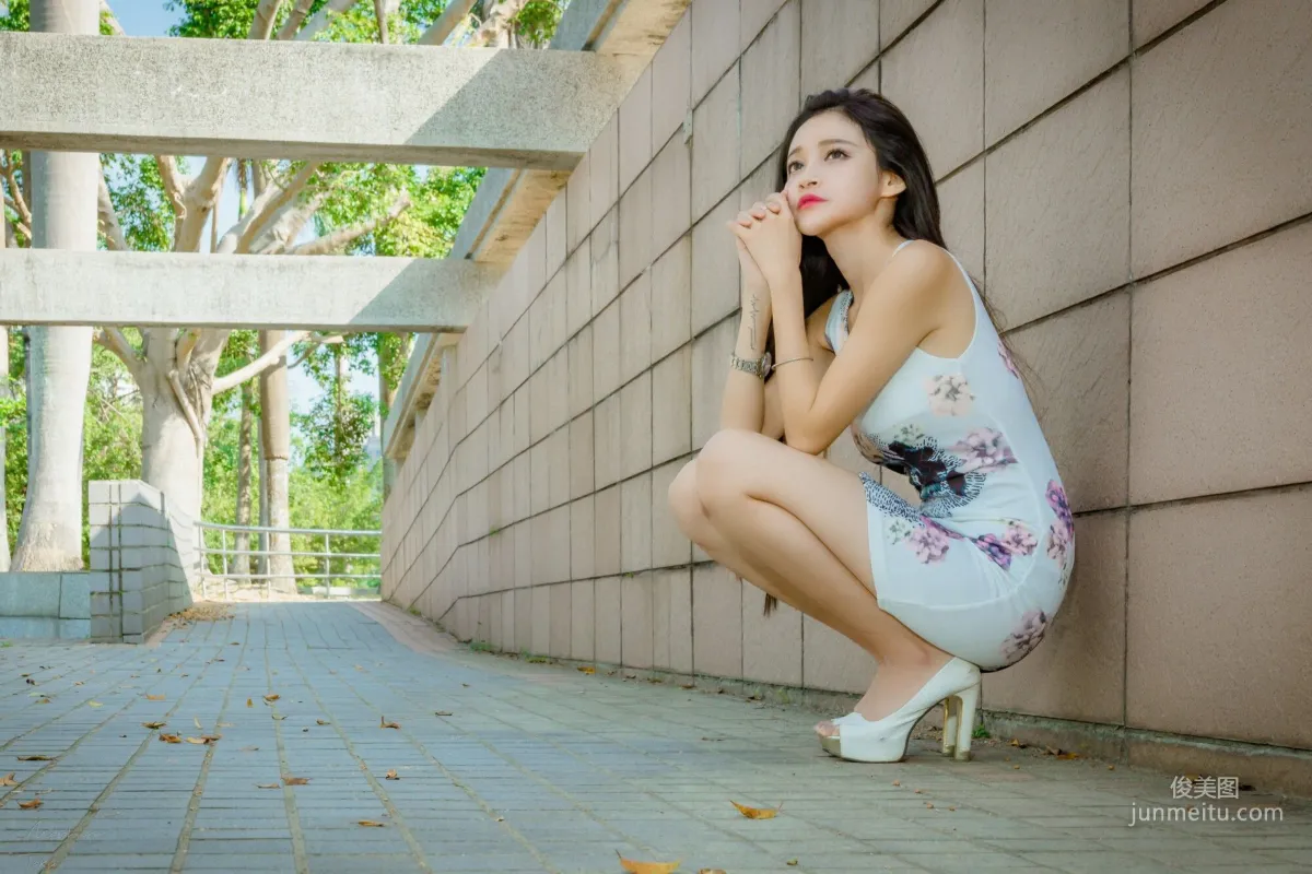 [Taiwan Beauties] Avril Zhan Black and White Dual-Color Goddess Street Snap Photo Set photo 17